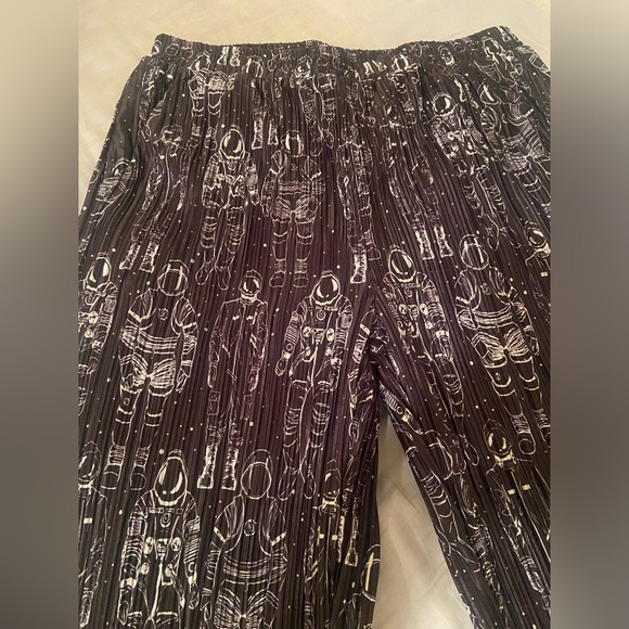 Dressed in LALA Long Sleeve Plissé Set in Interstellar Astronauts sz Large NWOT - Picture 4 of 12